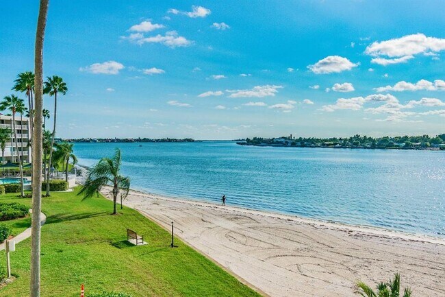 Building Photo - 5901 Bahia Del Mar Cir N