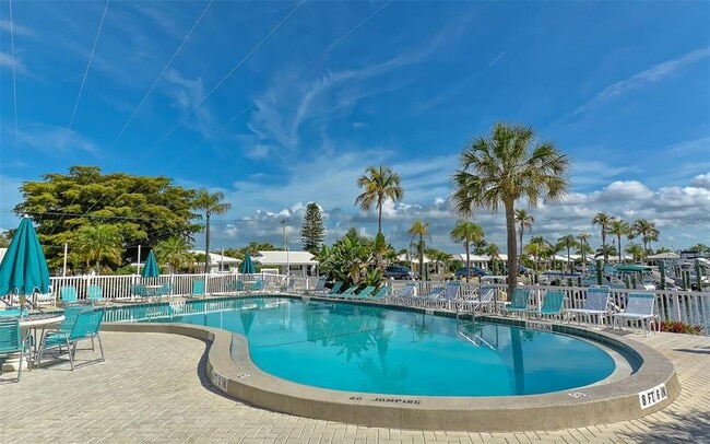 Building Photo - 909 Spanish Dr N