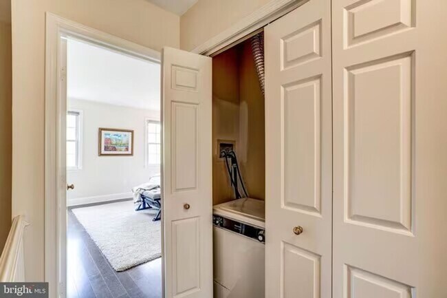 Building Photo - Sun-Drenched 2BR/2.5 BA Townhouse Condo in Gated Sutton Place