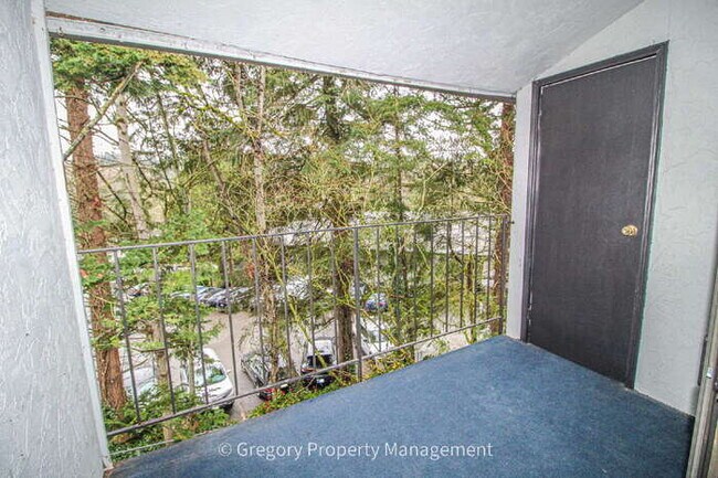 Building Photo - Excellent value in this updated 2 bedroom condo. Easy walk to Juanita beach waterfront park and t...