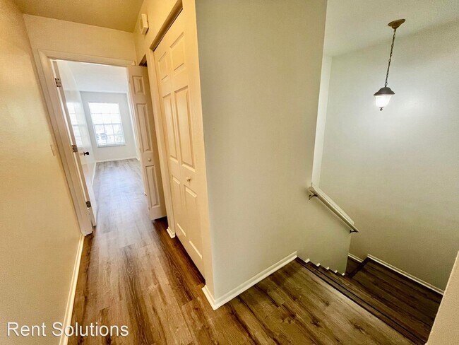 Building Photo - 2 br, 2.5 bath House - 715 Kensington Lake...