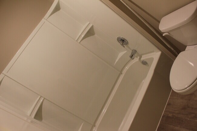 Guest Bathtub - 6524 Genevieve Trl