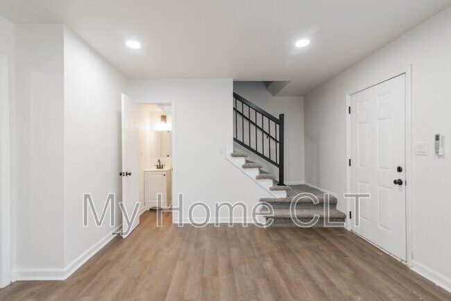 Building Photo - 931 Cantwell St