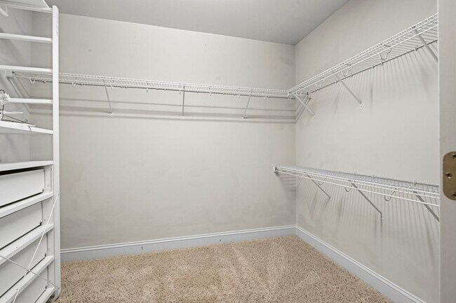 Building Photo - 9060 Abingdon Dr
