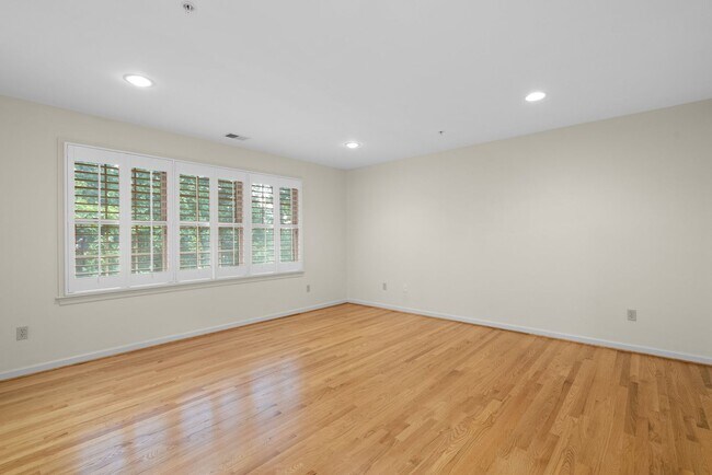 Building Photo - 3 Bed 3.5 Bath - Rockville Townhome - 2 Ca...
