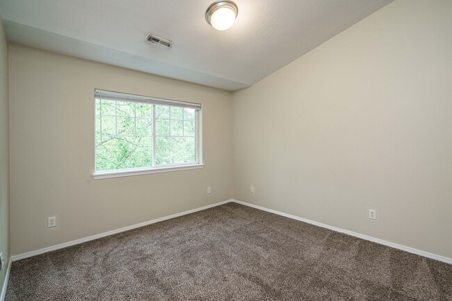 Building Photo - NO APPLICATION FEE: 3 Bedroom 2.5 Bath Tow...