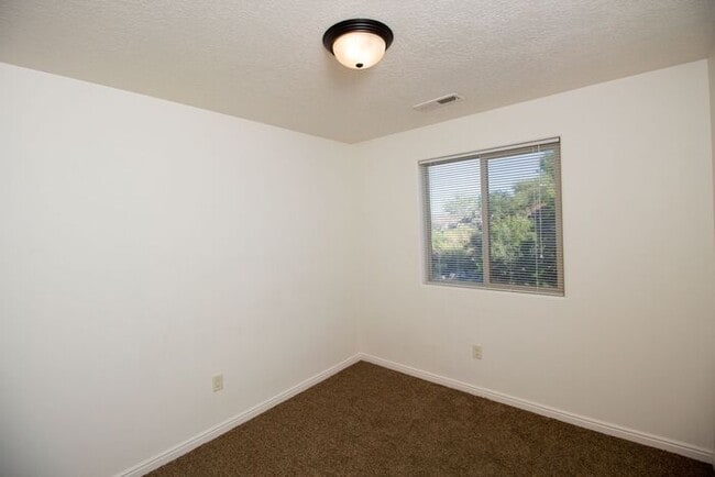 Building Photo - 3 bed, 2.5 bath town house