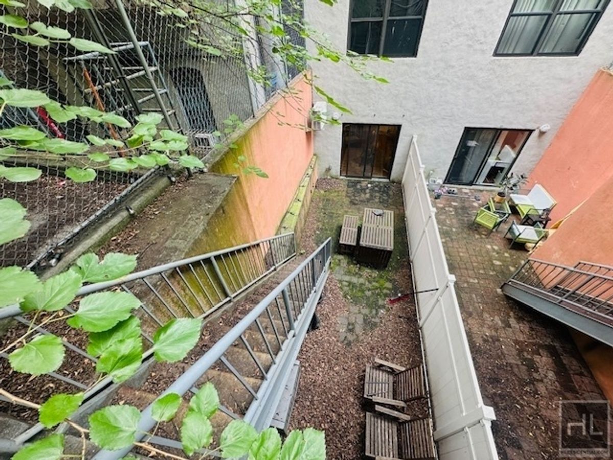 Building Photo - Luxury 1 Bedroom Duplex with Private Outdo...