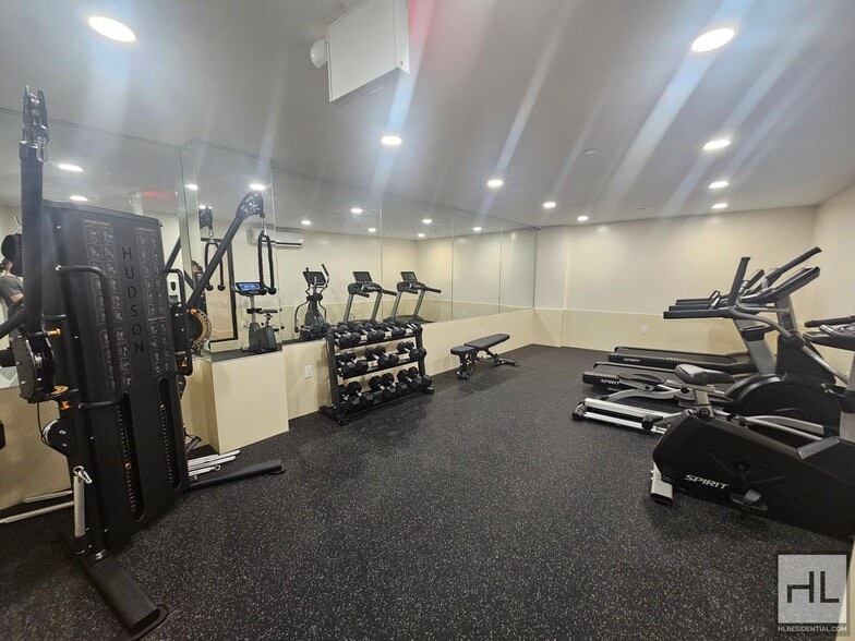 Building Photo - Spacious 2BR with Great Light – Modern Building