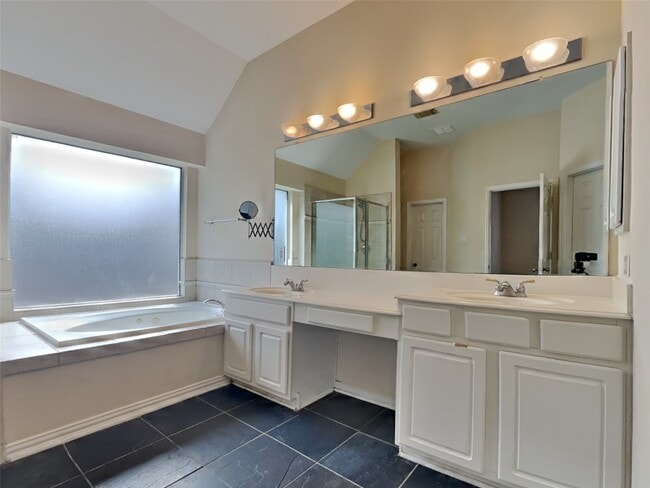 Building Photo - 3009 Fallbrook Ct