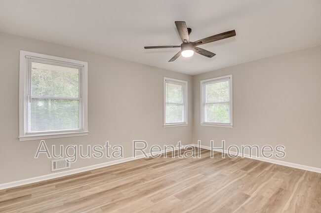 Building Photo - 323 Pineview Dr