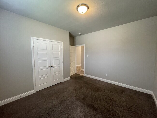 Building Photo - 281 Giddings Trl