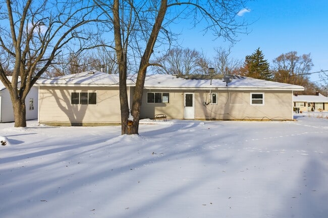 Building Photo - 6325 Woodsdale Dr