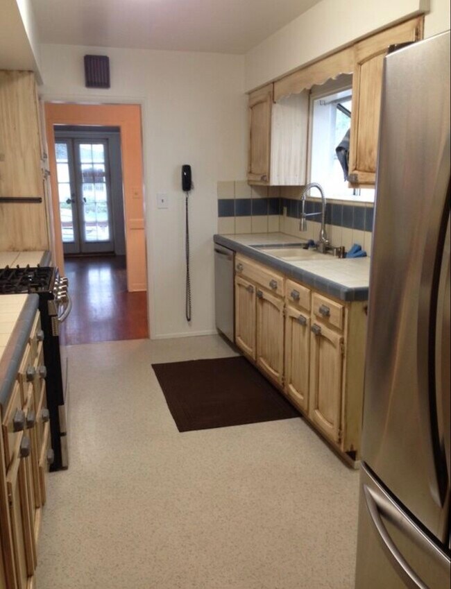 Kitchen - 420 2nd St