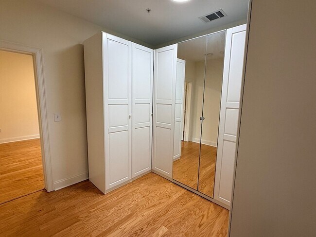 Building Photo - 2000 Davenport Ave