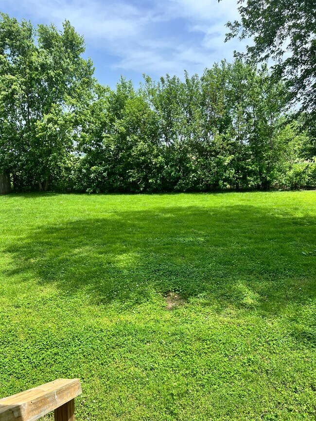 Building Photo - 3 Bedroom Home close to I24