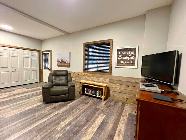 Building Photo - ** SEASONAL RENTAL ** YOUR ALASKAN CABIN I...