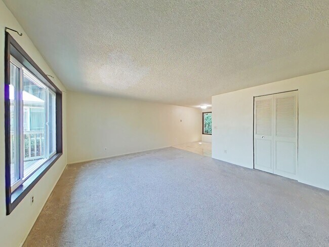Building Photo - 2 Bedroom Apartment ~ Albany ~ Small Pet F...