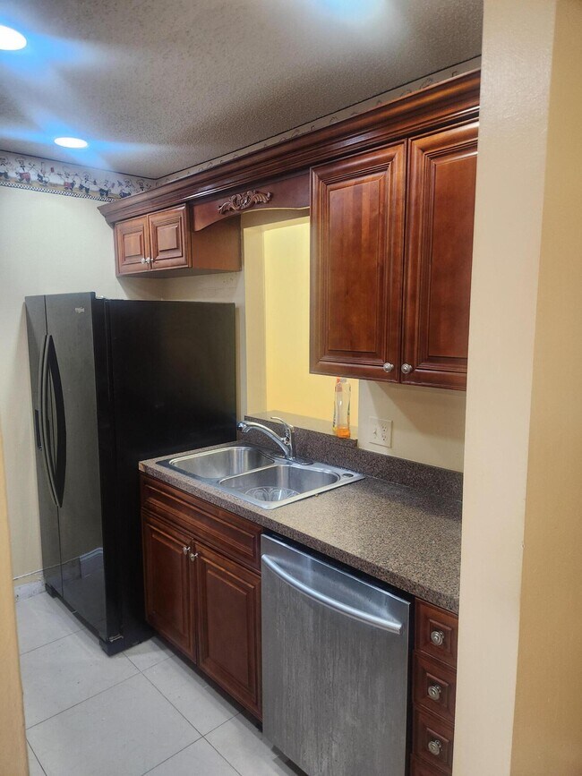 Building Photo - 5231 Pine Abbey Dr S