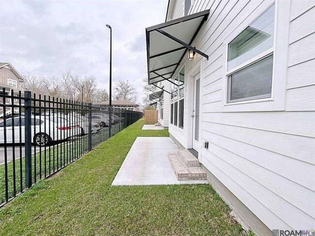 Building Photo - 610 Lake Shelf Dr