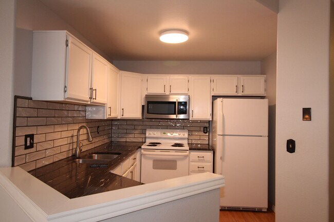 Building Photo - Adorable 2bdrm 1 bath townhome in Desirabl...