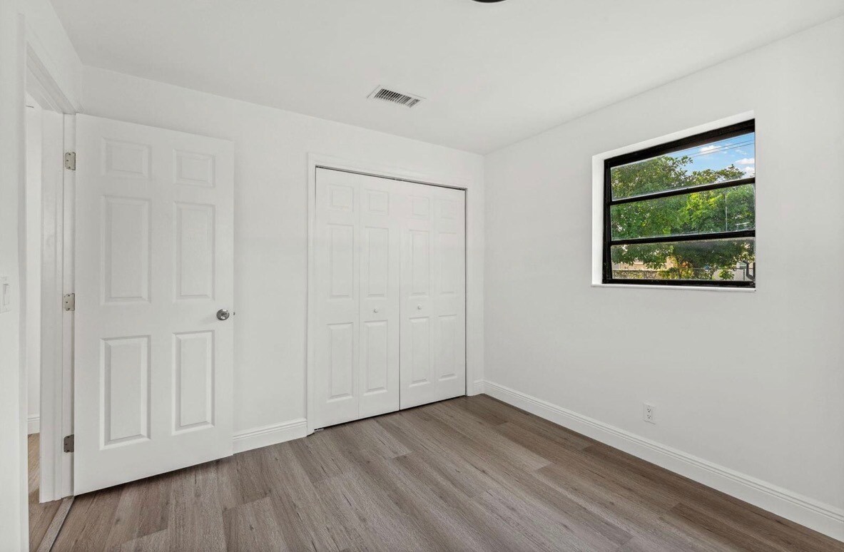 Building Photo - 230 SW 13th Ave