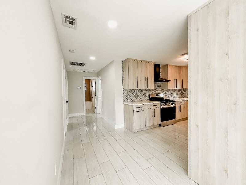 Building Photo - 1847 Shore Acres Blvd NE