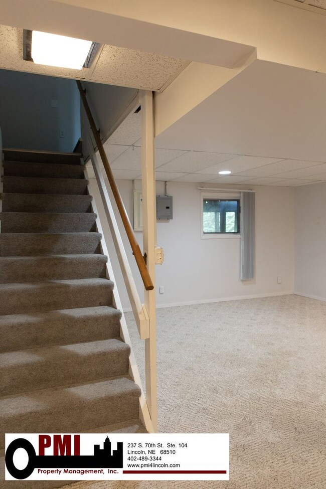Building Photo - 8030 N Hazelwood Dr