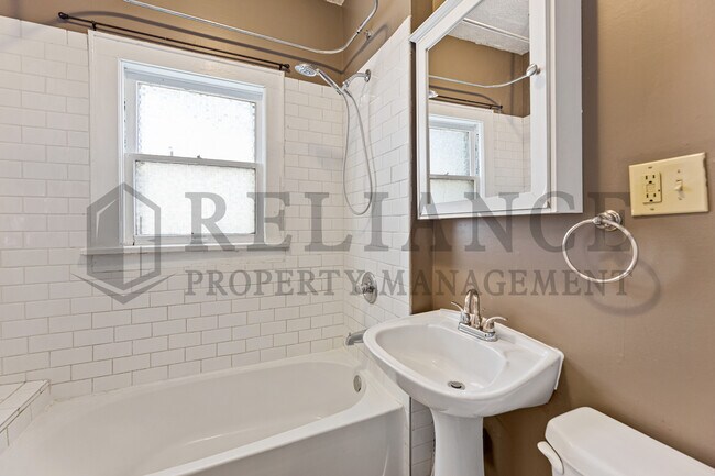 Building Photo - 122 Gordon S