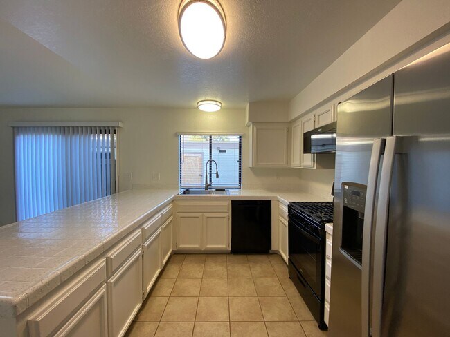 Building Photo - Stunning Townhome in Tanglewood Community