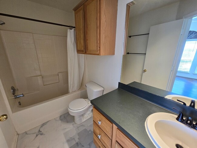 Building Photo - College Station - 3 bedroom / 2 bath / Garage / Fenced in back yard.