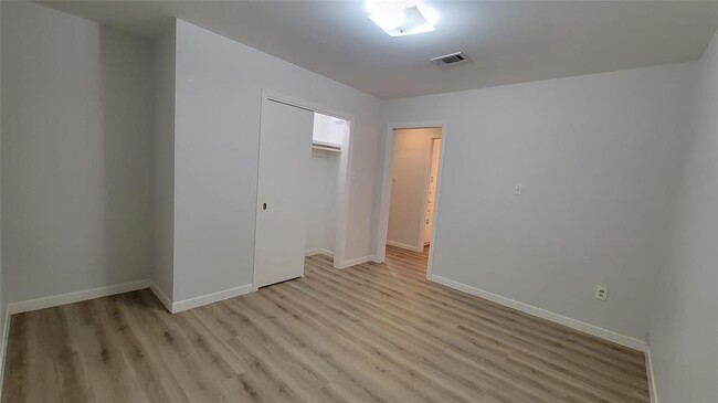 Building Photo - 215 Pine Shadow Dr