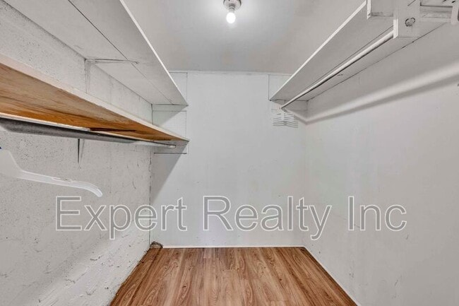 Building Photo - 216 Meadowood Ave