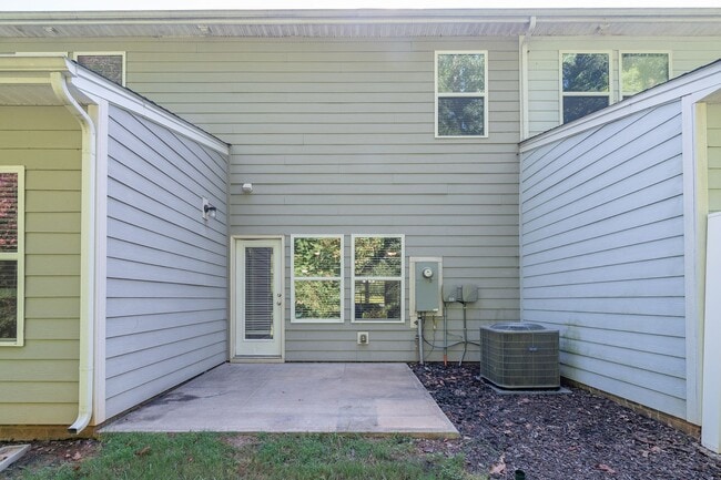 Building Photo - Freshly Renovated 4-Bedroom Home with Mode...