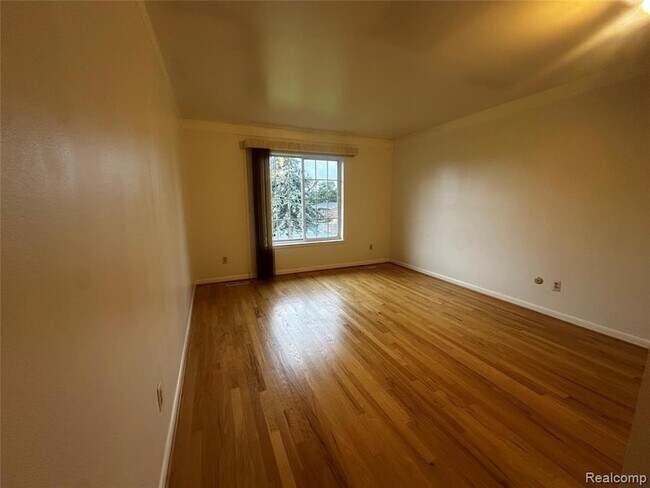 Building Photo - 458 Fox Hills Dr S