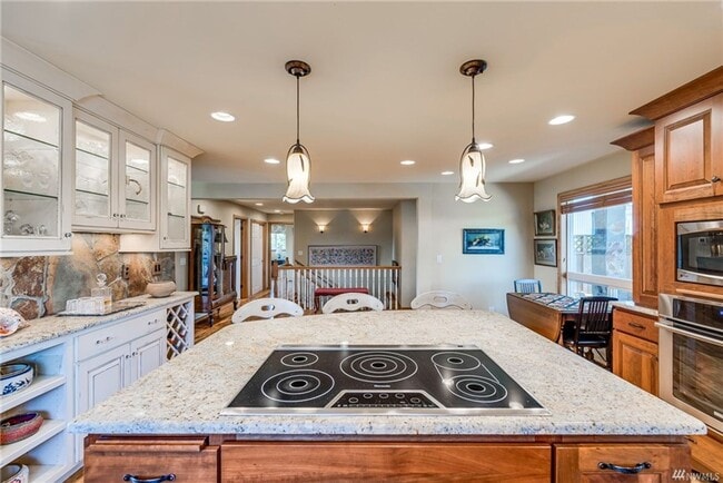 Building Photo - Amazing Views & Amazing 4 Bedroom/3 Bath H...