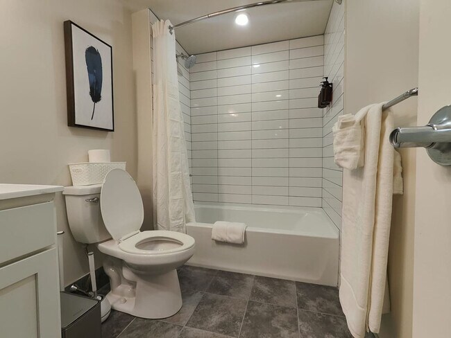 Building Photo - 212 W Roberts Ave