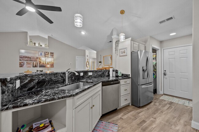 Building Photo - 508 Azalea Dr