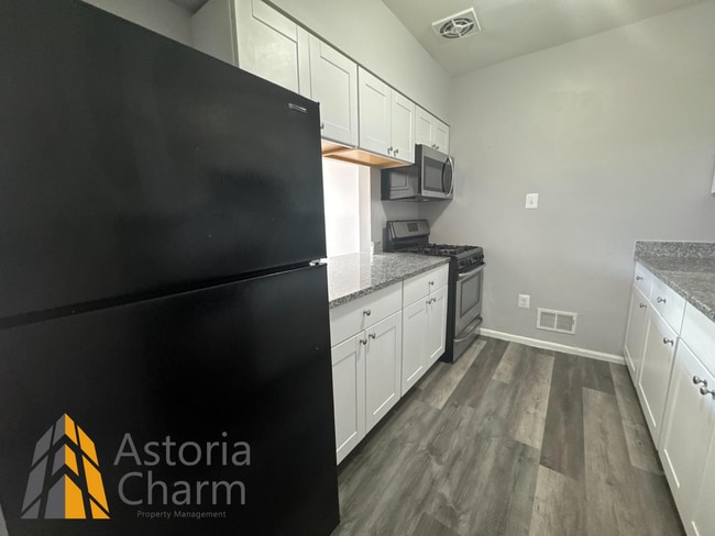 Building Photo - Updated 2 Bedroom Home with Modern Kitchen