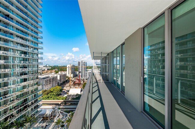 Building Photo - 1111 SW 1st Ave