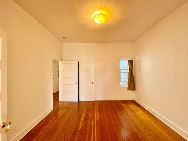 Building Photo - 3BR/2BA Renovated Victorian Full Floor Fla...