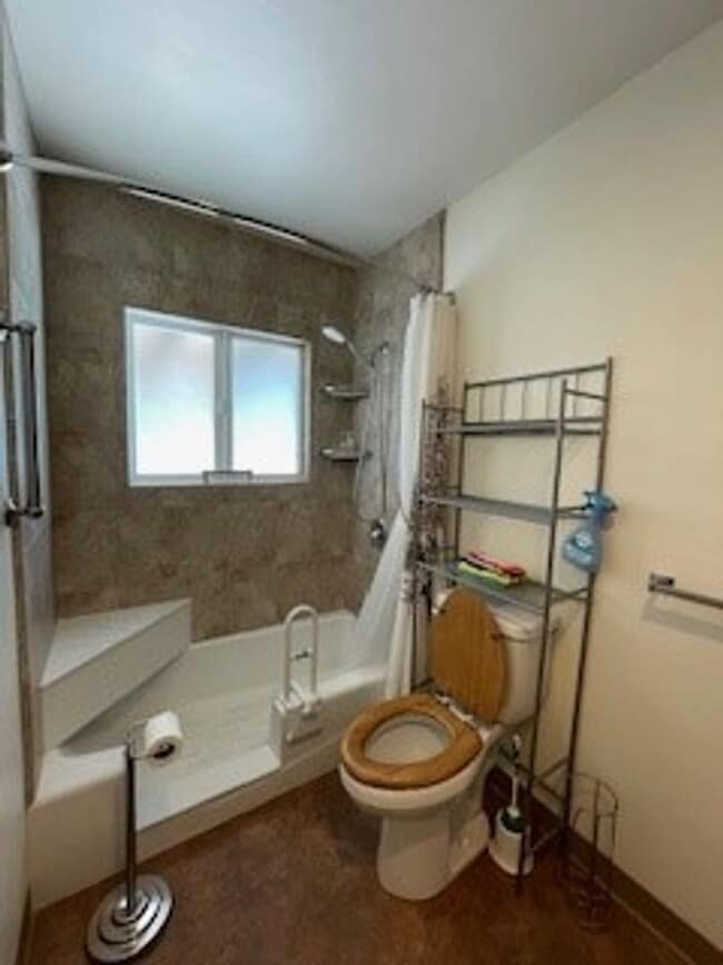 Building Photo - One of Kind 4 bedroom, 2 bath house with P...