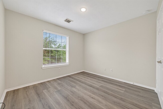 Building Photo - 6915 Great Oaks Shadow Dr