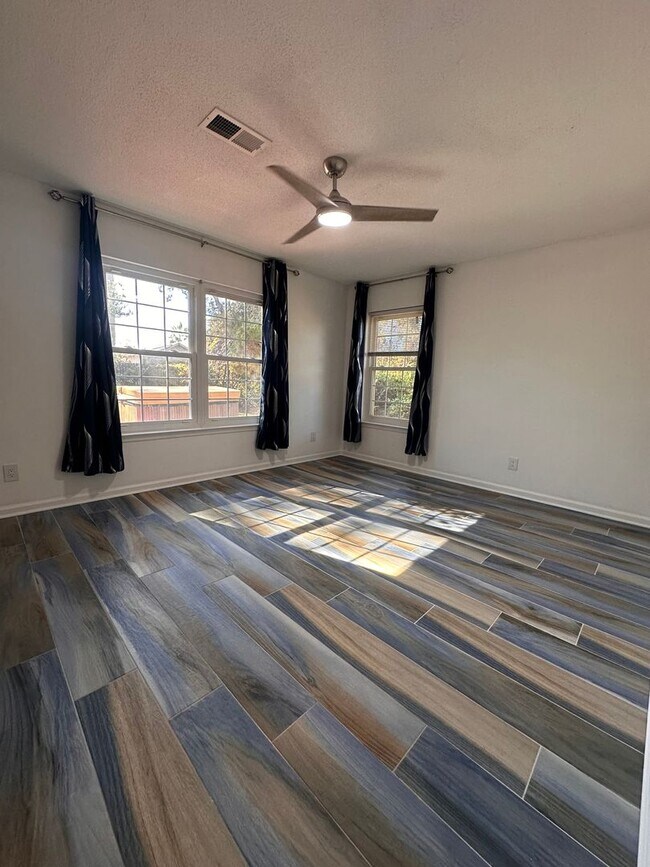 Building Photo - Newly Renovated 3 bedroom home in the heart of Miramar Beach!