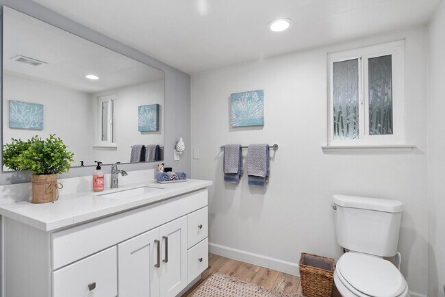 Building Photo - Stunning completely renovated home in Tustin