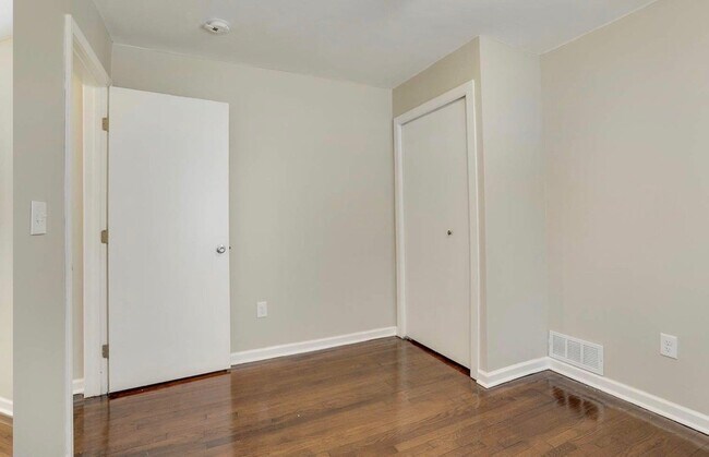 Building Photo - 1229 E Guiberson St