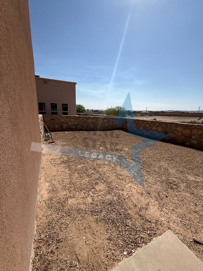 Building Photo - Townhome in Great Location!