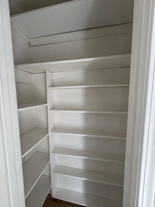 Building Photo - Huge 2 bedroom/2.5 bathroom Townhouse with Central Air & Heat & Garage!