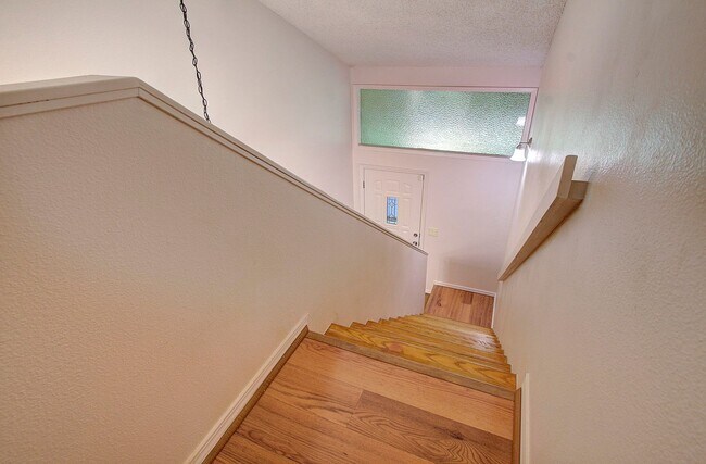 Building Photo - Bright 3 Bedroom 2 Bath Home in Pinebrook! Stainless Appliance Package
