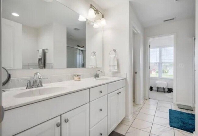 Building Photo - Luxury Living That's Worth the Wait!! COMING IN NOVEMBER